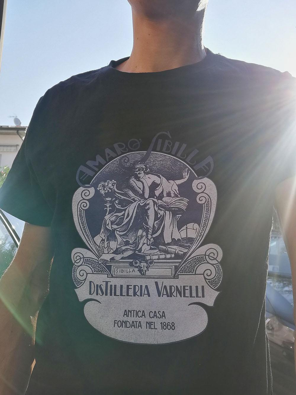 La maglia ufficiale dell'Amaro Sibilla prodotto dalla Distilleria Varnelli