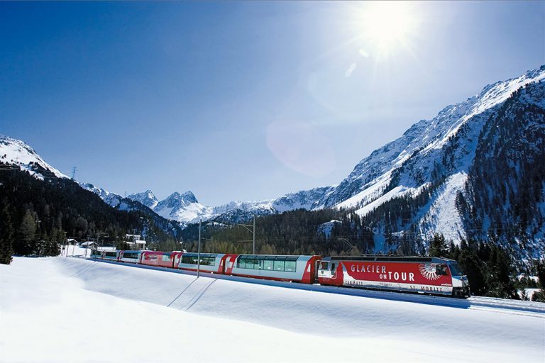 Il treno Glacier Express tra le montagne della Svizzera