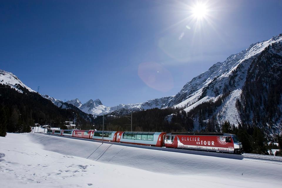 Il treno glacier express che collega Zermatt a St, Moritz