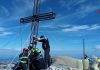 I vigili del fuoco riparano la croce di Pizzo Tre Vescovi
