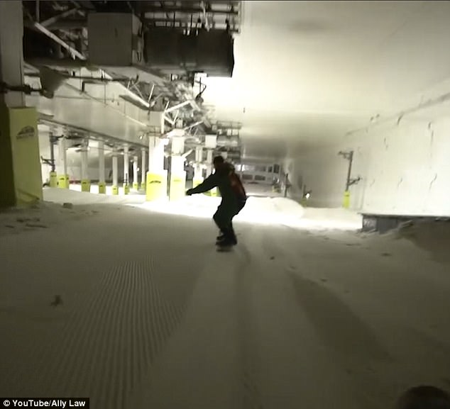 Snowboard di notte nella pista chiusa, scoperti perchè dimenticano la loro camera