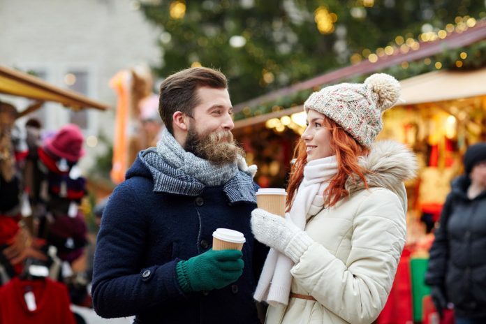 Una coppia durante la Vacanza di Natale in Val di Fassa