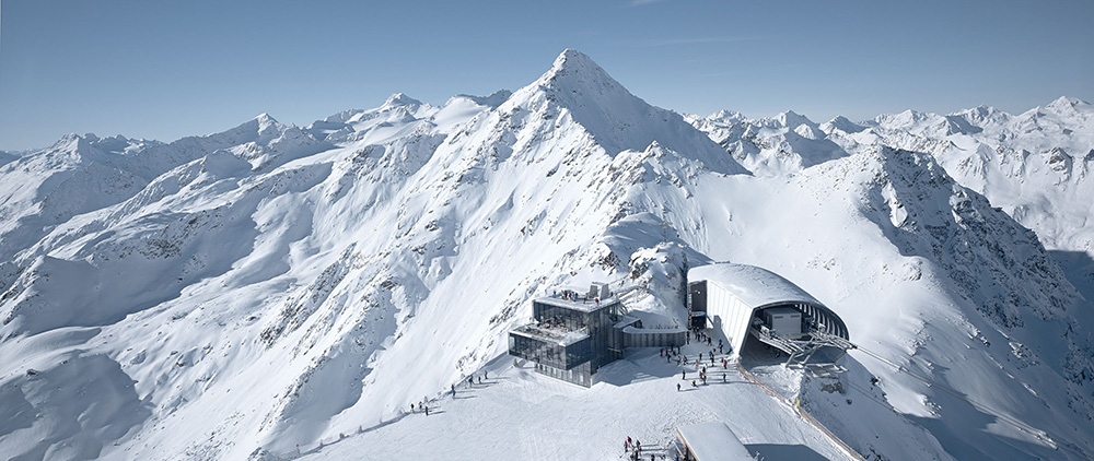 Una vista della stazione della cabinovia accanto al Ristorante Ice Q a Soelden in Austria