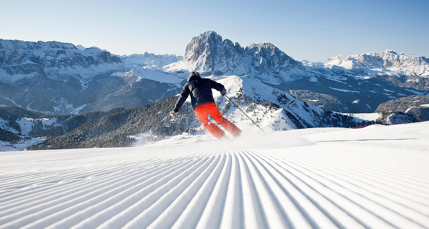 Uno sciatore sulle piste della Val di Fassa