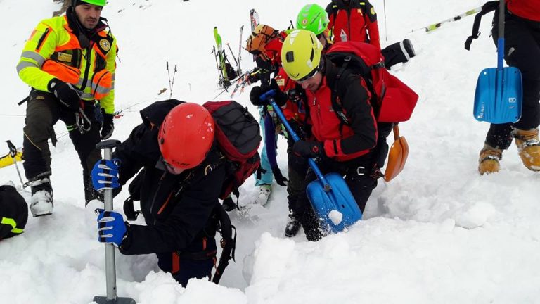 Frontignano recupero sciatori dopo una valanga, la simulazione del Soccorso Alpino