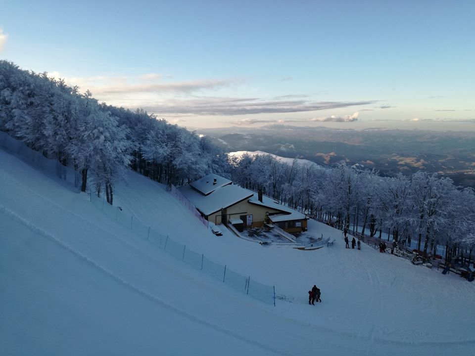 Il rifugio Cotaline visto a bordo della seggiovia Cotaline sul Monte Catria