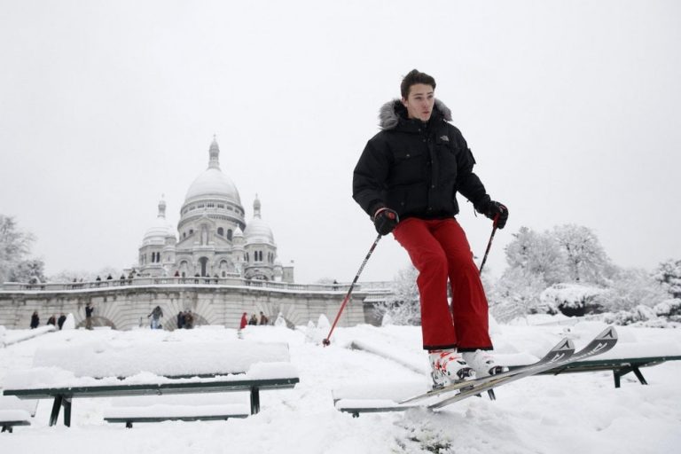 VIDEO – Parigi con gli sci sulla neve a Montmartre