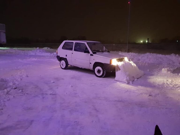 Spandaneve la fiat panda che è diventata uno spazzaneve, così un ragazzo libera le strade del suo paesino in Abruzzo