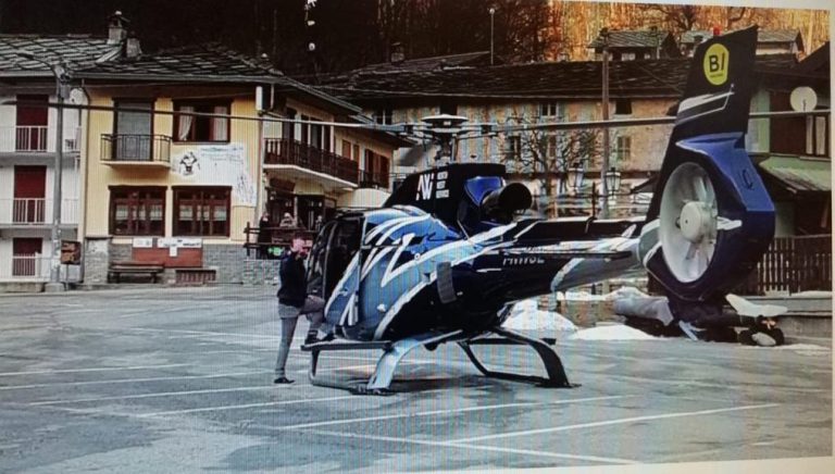Nel paese di Usseglio a pochi chilometri dalle piste da sci atterra con l’elicottero per prendersi un caffè