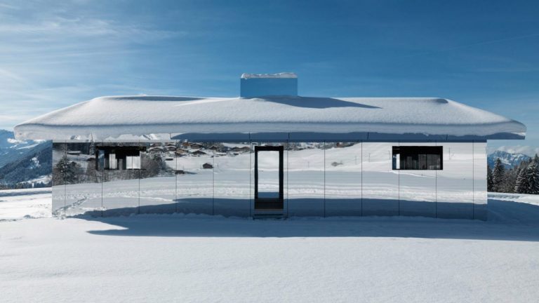 Svizzera, casa con gli specchi in stile ranch sulle montagne innevate di Gstaad