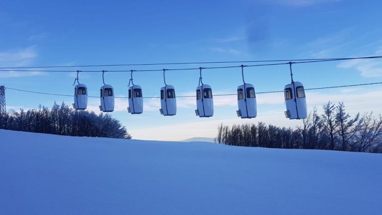 Monte Catria, parte la stagione sciistica con la nuova cabinovia unica in Europa