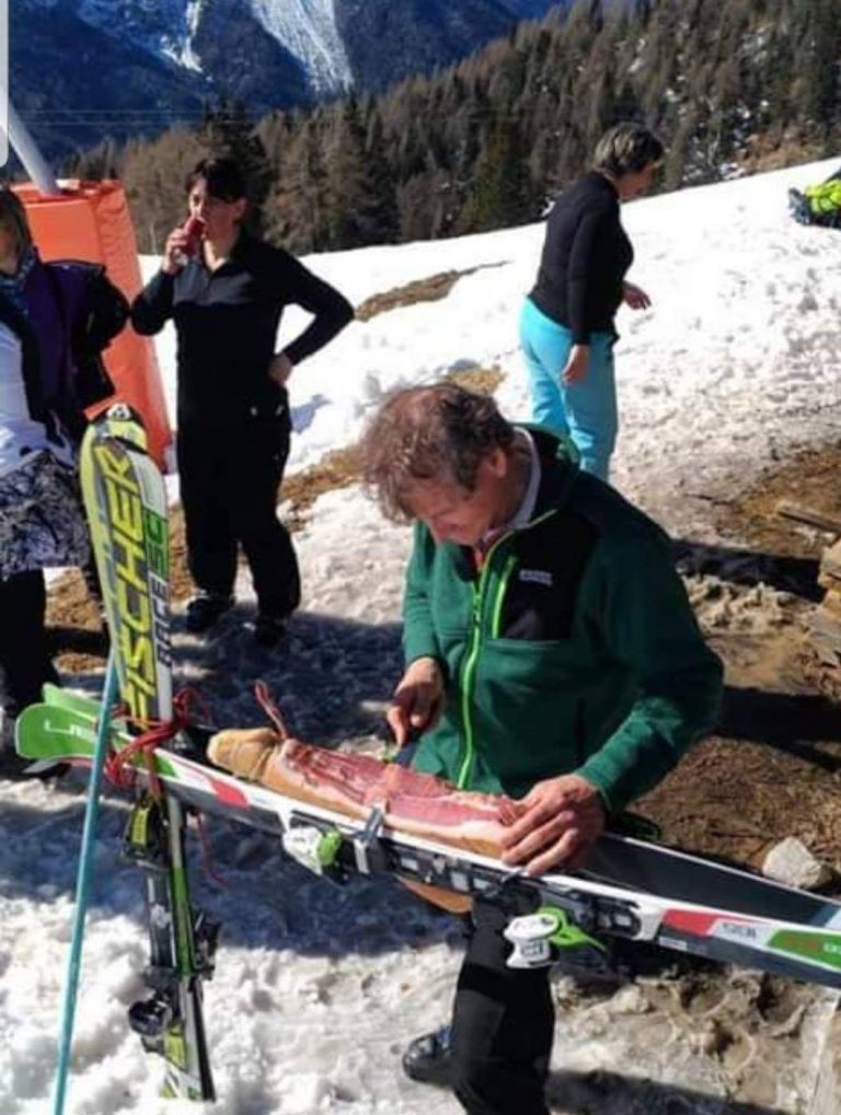 Vince un prosciutto in baita e lo affetta grazie agli sci