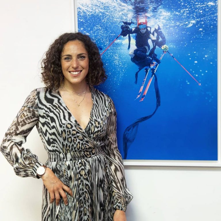 Federica Brignone con gli sci in acqua per difendere il mare dalla plastica