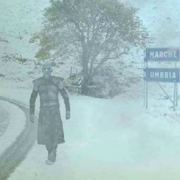 Maltempo, il Re della Notte della serie Game of Thrones fotografato al confine di Umbria e Marche