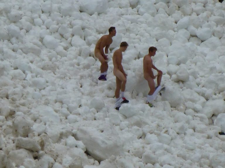 Estate rovente in Austria, sul ghiacciaio si raffreddano con le palle di neve