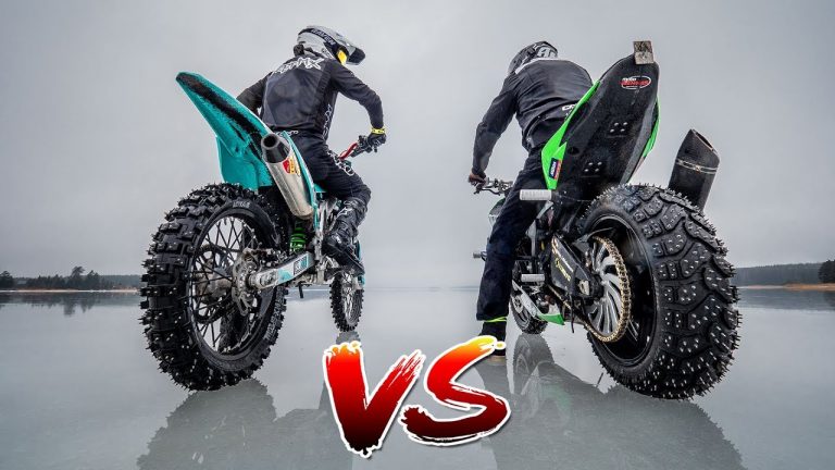 Sfida su ghiaccio e neve: moto da cross (dirtbike) VS moto da strada (streetbike)