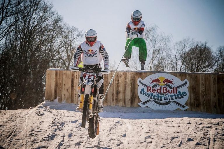 Skijoring, la Red Bull Twitch’n’Ride dove la moto da cross incontra lo sci
