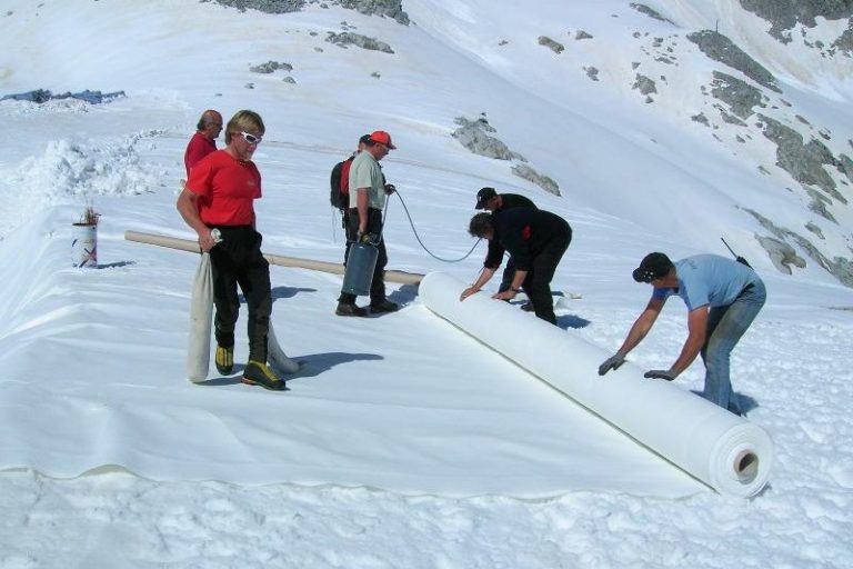 Terminata la stesura dei teli per la copertura del ghiacciaio Presena