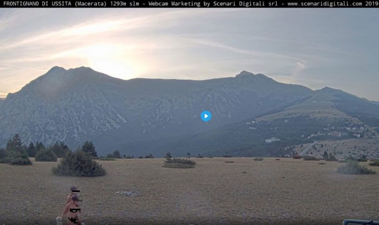 Frontignano di Ussita, coppia nuda fotografata all’alba dalla webcam