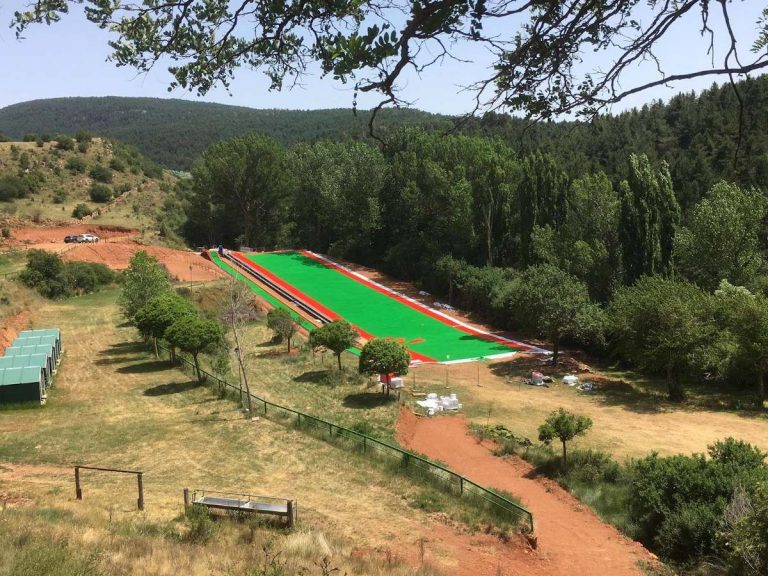 Sci estivo in Spagna grazie alla pista da sci in plastica della Neveplast