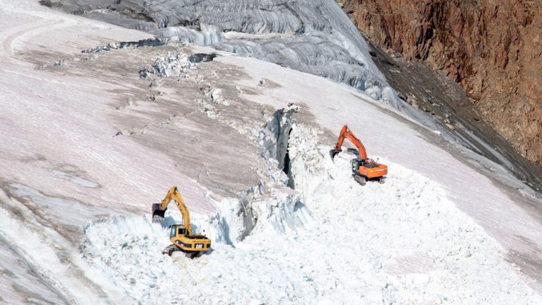 Ruspe in azione sul ghiacciaio Pitztal in Austria, il wwf contraria ai lavori
