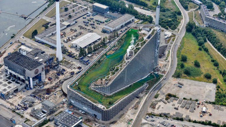 Copenhill, apre a Copenaghen la pista da sci sul tetto del termovalorizzatore