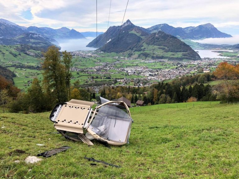 Incidente in Svizzera, cabinovia Rickenbach-Rotenflue si schianta al suolo