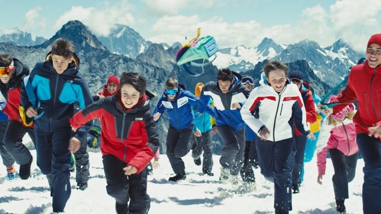 Kristian Ghedina vestito da prete nel nuovo spot Colmar che festeggia l’apertura della stagione sciistica 2019/2020
