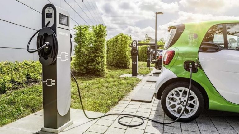 Courmayeur, alla partenza della funivia Skyway del Monte Bianco installate le prime colonnine per auto elettriche