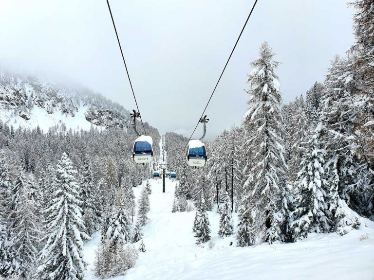 Madonna di Campiglio, cade un ramo sulla cabinovia del Grostè. Ragazzo viene sbalzato fuori dalla cabina.