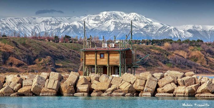 Abruzzo, il massiccio della Maiella visto dal mare