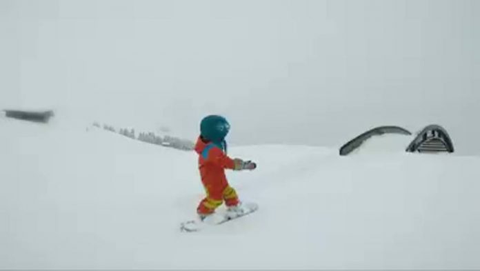 alpe di siusi virale video acrobazie baby snowboarder emmy