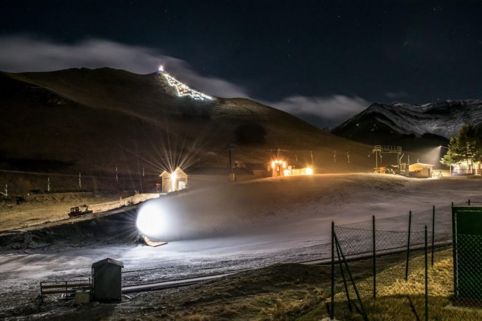 Le foto della produzione della neve artificiale scattate da Andrea Ruello in questo momento a Bolognola