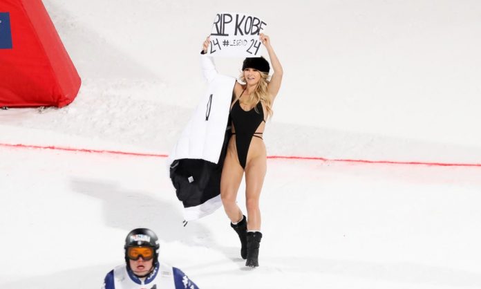 Chi è Kinsey Wolanski, la donna in costume che a Schladming ha invaso la pista