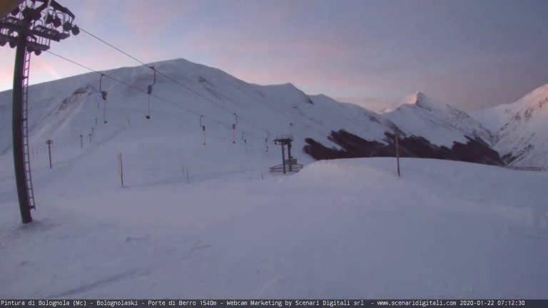 Monti Sibillini, le stazioni sciistiche Bolognola, Piani di Ragnolo e Sarnano nel video timelapse