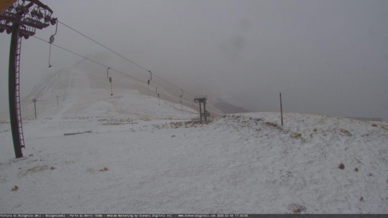 Monti Sibillini, dopo il vento arriva la neve a Bolognola e Sarnano