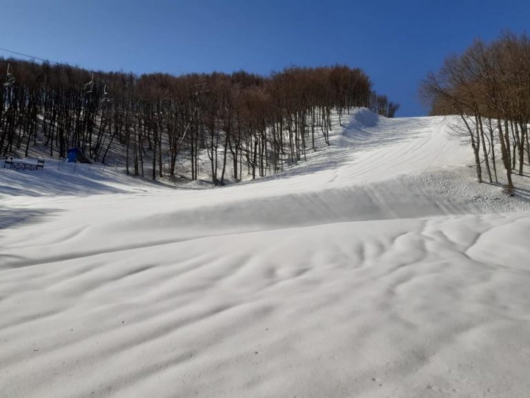 Anche il Monte Catria fa il pieno di neve