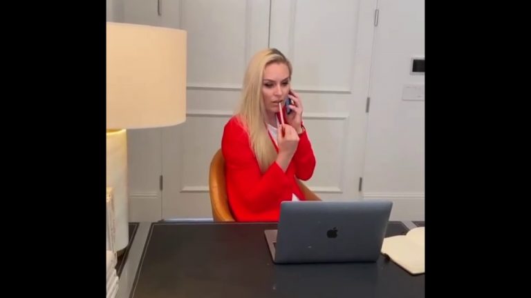 Lindsey Vonn, la campionessa di sci in mutande mentre fa una video chiamata