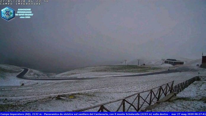 Campo Imperatore si risveglia con la neve di fine maggio