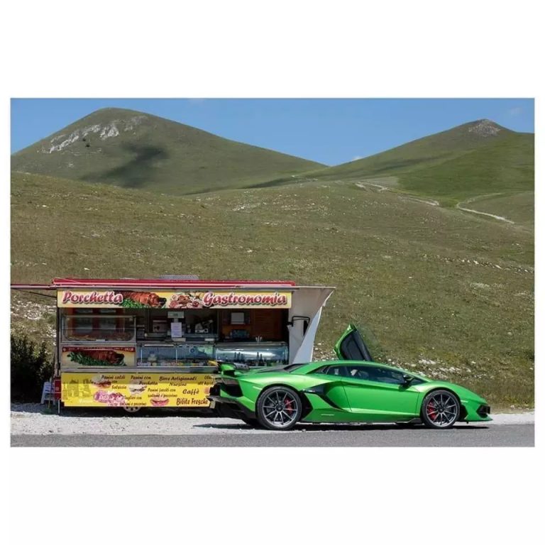 Castelluccio di Norcia, Lamborghini e panino con la porchetta ed è subito magia