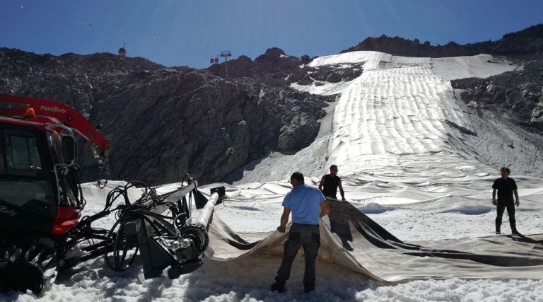 Presena, utilizzati i teli geotessili per coprire il ghiacciaio