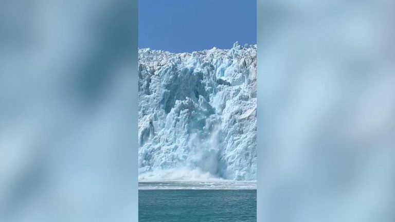 In Alaska il ghiacciaio crolla paura tra i turisti, video