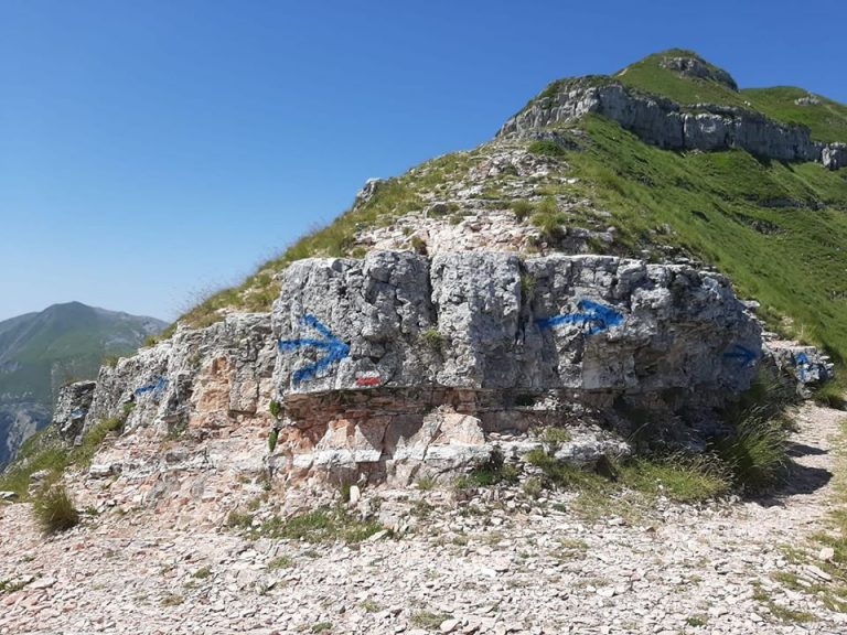 Vandali con vernice spray disegnano frecce sul Monte Sibilla