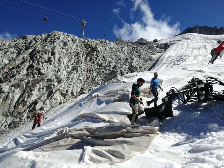 Ghiacciaio Presena, tolti i teli geotessili che hanno salvato oltre 4 metri di neve