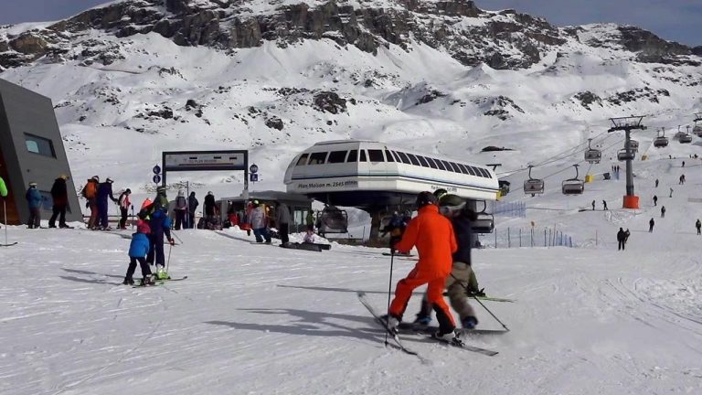 Cervinia, snowboarder falcia lo sciatore e scatta la rissa