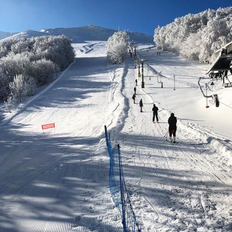 Bolognola ski al lavoro per accogliere gli sciatori in totale sicurezza