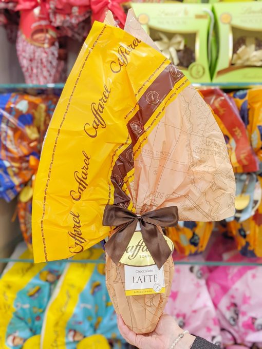 Caffarel, uovo di Pasqua cioccolato al latte con raffinata sorpresa