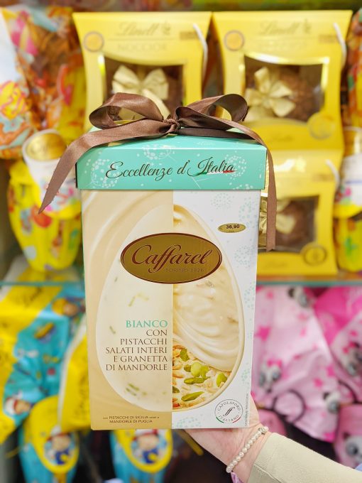 Caffarel, uovo di Pasqua cioccolato bianco con pistacchi salati interi e granetta di mandorle