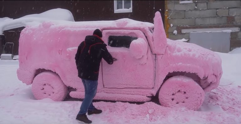 Perché non dovresti mai lavare l’auto a -40°C, il video del buffo Hummer rosa