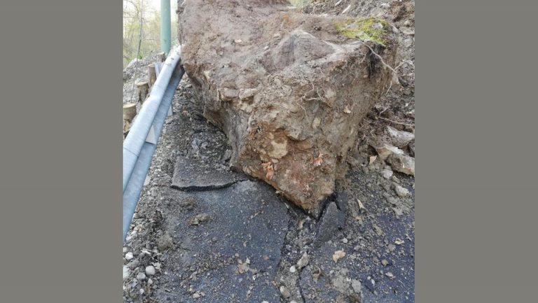 La strada del Fargno resta chiusa per distacco di roccia